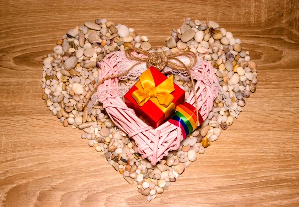 Valentin-napi kártya. Egy szív, benne egy adottsággal. Az emberek közötti kapcsolat. Puha háttér. A romantika fogalma. — Stock Fotó