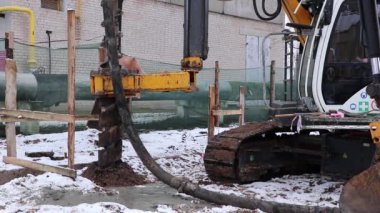 Dökme ekipmanları: sondaj kulesi. Sürüngen Sondaj Aletleri. Kuyudan sondaj ve kazı. Beyaz Rusya. Salihorsk.