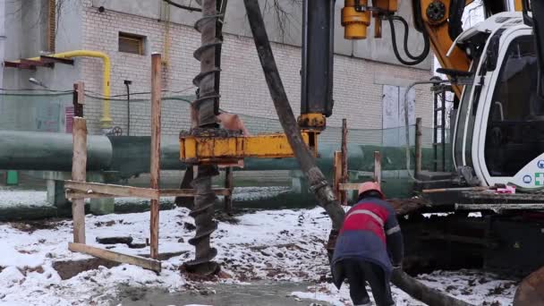 打桩设备 打桩钻机 爬行钻钻机 从井里钻井和开挖 白俄罗斯 Salihorsk — 图库视频影像