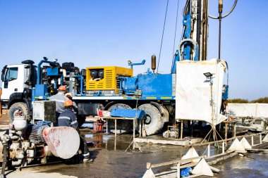 Sondaj kulesi. Derin kuyular kazıyoruz. Coring. Endüstri. Mineral keşfi.