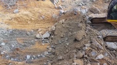 İnşaat işi, sökülüyor. Endüstriyel hidrolik çekiç kullanılarak güçlendirilmiş beton yapıların profesyonel yıkımı. Metal alaşımlı çubuklar. Beton enkazı ve kırıntıları.