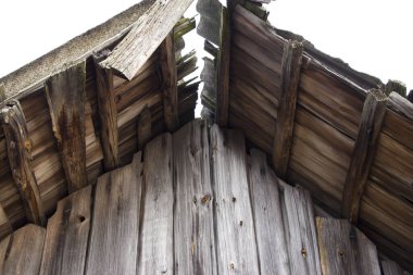 Mavi gökyüzüne karşı ahşap bir evin püresi. Tasarım için arkaplan.