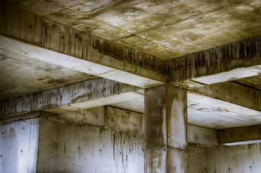 Binanın içerisinden güçlendirilmiş beton bina görüntüsü. Tavan, duvarlar ve kirişler. Bitmemiş bina. İnşaat endüstrisinin kavramsal geçmişi.