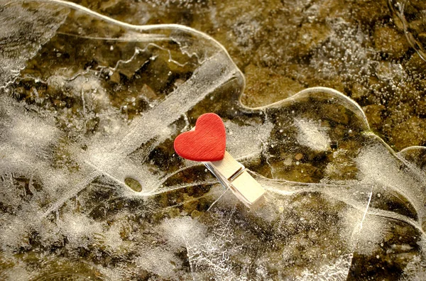 Szív törött jégen. Szerelem és romantika. Az összetört szerelem fogalma. — Stock Fotó