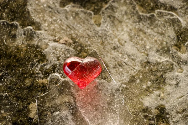 Átlátszó szívek törött jégen. Szerelem és romantika. Az összetört szerelem fogalma. — Stock Fotó