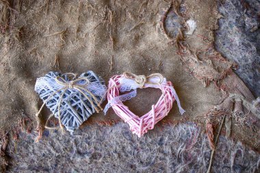 Eski bir yatağın eski, pürüzlü kumaşında iki kalp. Sevgililer Günü. Aşkın tüm sorunların üstesinden gelmesine yardım edeceği kavramı.