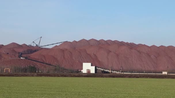 Een Hoop Kunstmatige Bergen Van Lege Rotsen Mijnbouw Kaliumzout Productie — Stockvideo