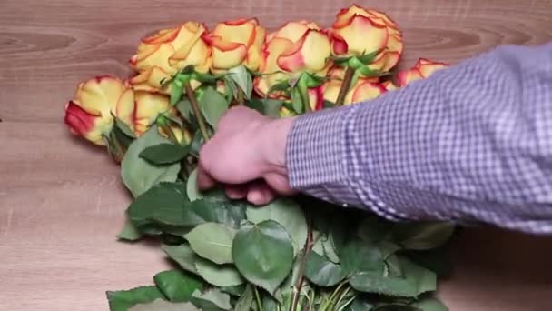 A wonderful bouquet of orange roses for your loved one. Romantic evening. Surprise for a loved one. Love and romance. — Stock Video