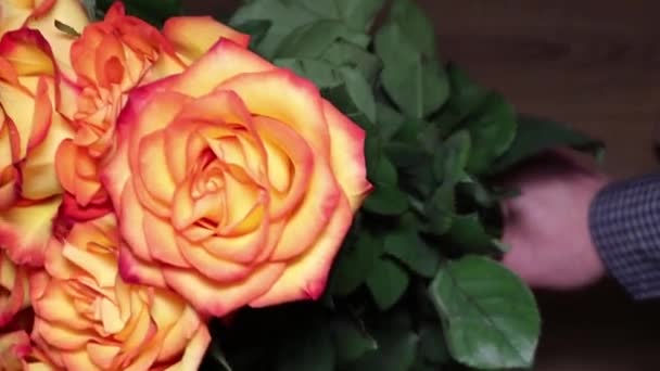 Un meraviglioso mazzo di rose arancioni per la persona amata. Serata romantica. Sorpresa per una persona cara. Amore e romanticismo . — Video Stock