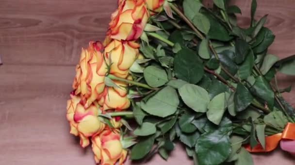 A wonderful bouquet of orange roses for your loved one. Romantic evening. Surprise for a loved one. Love and romance. — Stock Video