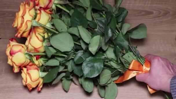 A wonderful bouquet of orange roses for your loved one. Romantic evening. Surprise for a loved one. Love and romance. — Stok video