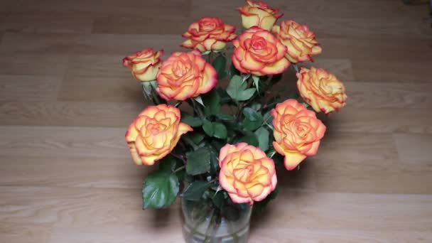 A wonderful bouquet of orange roses for your loved one. Romantic evening. Surprise for a loved one. Love and romance. — Stock Video