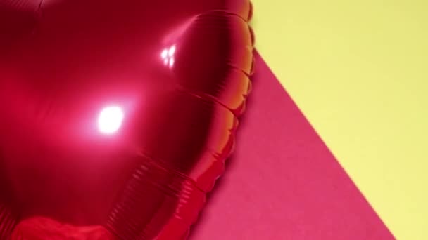Een Hartvormige Ballon Een Enorm Boeket Oranje Rozen Zweven Lucht — Stockvideo