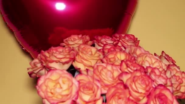 Globo Forma Corazón Enorme Ramo Rosas Naranjas Flotan Aire Una — Vídeos de Stock