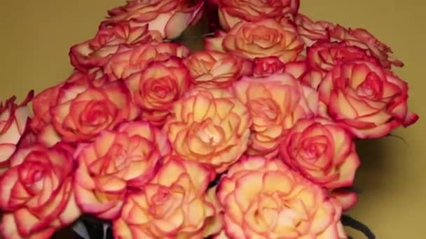 Ballon Forme Cœur Énorme Bouquet Roses Oranges Flottent Dans Air — Video