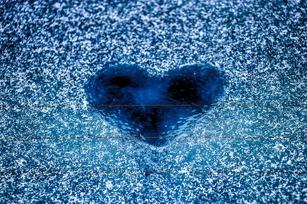 Szív egy fagyott üvegen. Ujj rajz. Hoarfrost és Frost. Szép ajándék a szeretteidnek. A design koncepciója szerelem és romantika. — Stock Fotó