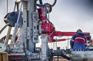 Sondaj kulesi. Derin kuyular kazıyoruz. Coring. Endüstri. Mineral keşfi.