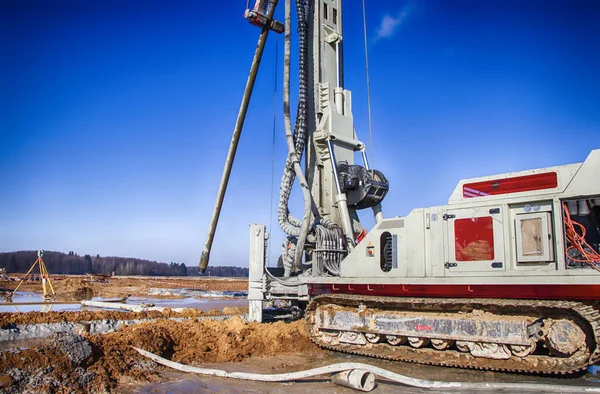 Sondaj kulesi. Derin kuyular kazıyoruz. Coring. Endüstri. Mineral keşfi.