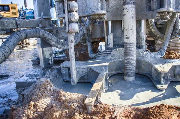 Sondaj kulesi. Derin kuyular kazıyoruz. Coring. Endüstri. Mineral keşfi.