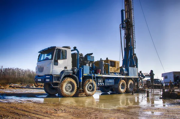 Sondaj kulesi. Derin kuyular kazıyoruz. Coring. Endüstri. Mineral keşfi.