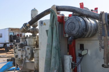 Sondaj kulesi. Derin kuyular kazıyoruz. Coring. Endüstri. Mineral keşfi.