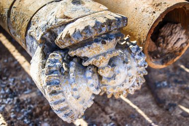 Sondaj kulesi. Derin kuyular kazıyoruz. Sondaj ekipmanları ve aletleri. Mineral keşfi. Toprağı donduran kuyu aygıtı..
