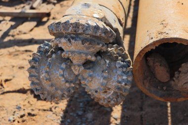 Sondaj kulesi. Derin kuyular kazıyoruz. Sondaj ekipmanları ve aletleri. Mineral keşfi. Toprağı donduran kuyu aygıtı..