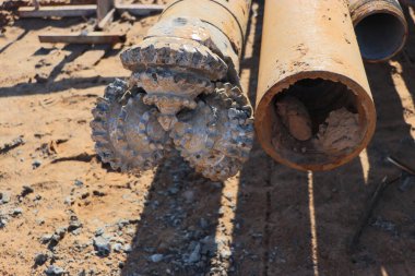 Sondaj kulesi. Derin kuyular kazıyoruz. Sondaj ekipmanları ve aletleri. Mineral keşfi. Toprağı donduran kuyu aygıtı..