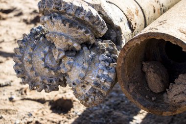 Sondaj kulesi. Derin kuyular kazıyoruz. Sondaj ekipmanları ve aletleri. Mineral keşfi. Toprağı donduran kuyu aygıtı..