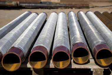 Sondaj kulesi. Derin kuyular kazıyoruz. Sondaj ekipmanları ve aletleri. Mineral keşfi. Toprağı donduran kuyu aygıtı..