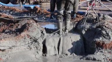 Keskiyi ve çamur çukurunu temizliyorum. Derin sondaj için bir sondaj kulesi üzerinde çalışın.