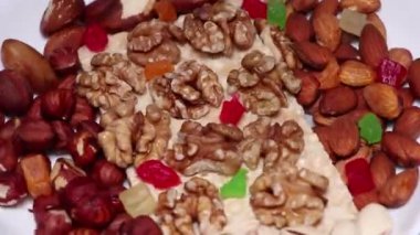 Fındık, badem, fındık, kaju ve kuru meyve. Mineral ve vitamin açısından zengin sağlıklı gıdalar. Diyet ve formda. Sağlıklı bir yaşam tarzı. Uygun beslenme kavramı.