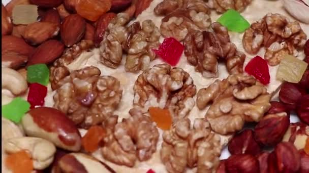 Nüsse Mandeln Haselnüsse Cashewnüsse Und Trockenfrüchte Gesunde Lebensmittel Reich Mineralien — Stockvideo