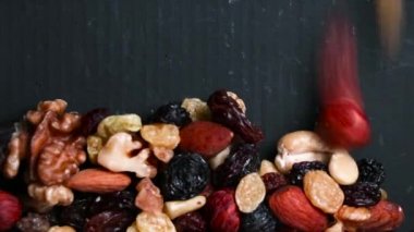 Fındık, badem, fındık, kaju ve kuru meyve. Mineral ve vitamin açısından zengin sağlıklı gıdalar. Diyet ve formda. Sağlıklı bir yaşam tarzı. Uygun beslenme kavramı.