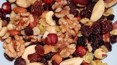Fındık, badem, fındık, kaju ve kuru meyve. Mineral ve vitamin açısından zengin sağlıklı gıdalar. Diyet ve formda. Sağlıklı bir yaşam tarzı. Uygun beslenme kavramı.