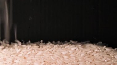 Pirinç koyduk. Yavaş çekim düşen taneler. İlgili video.