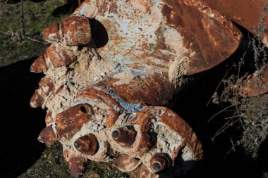 Sondaj kulesi. Derin kuyular kazıyoruz. Sondaj ekipmanları ve aletleri. Mineral keşfi. Toprağı donduran kuyu aygıtı..