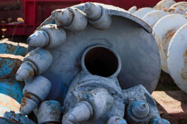 Sondaj kulesi. Derin kuyular kazıyoruz. Sondaj ekipmanları ve aletleri. Mineral keşfi. Toprağı donduran kuyu aygıtı..