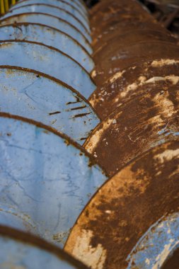 Sondaj kulesi. Derin kuyular kazıyoruz. Sondaj ekipmanları ve aletleri. Mineral keşfi. Toprağı donduran kuyu aygıtı..