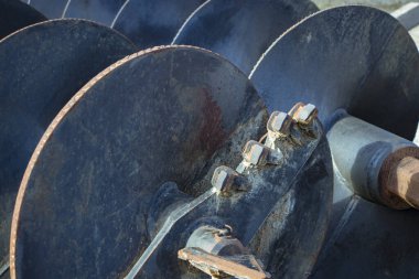 Sondaj kulesi. Derin kuyular kazıyoruz. Sondaj ekipmanları ve aletleri. Mineral keşfi. Toprağı donduran kuyu aygıtı..