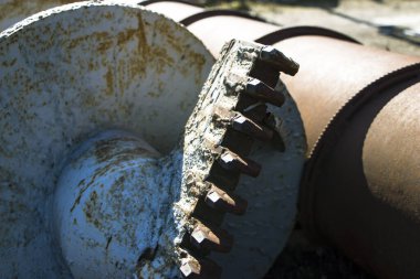 Sondaj kulesi. Derin kuyular kazıyoruz. Sondaj ekipmanları ve aletleri. Mineral keşfi. Toprağı donduran kuyu aygıtı..