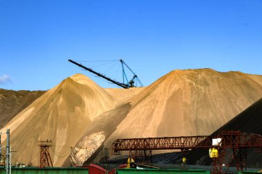 Tuz atıkları. Yığınla. Potasyum gübre üretiminin atıkları. Beyaz Rusya. Salihorsk. 2020