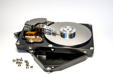 Bilgisayardan parçalanmış sabit disk. Ayna efektli. Bilgisayar kaputundan ayna efektleriyle birlikte sabit disk açıldı. Bilgisayarın bir parçası, dizüstü bilgisayar