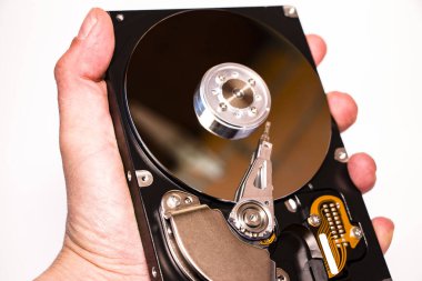 Bilgisayardan parçalanmış sabit disk. Ayna efektli. Bilgisayar kaputundan ayna efektleriyle birlikte sabit disk açıldı. Bilgisayarın bir parçası, dizüstü bilgisayar