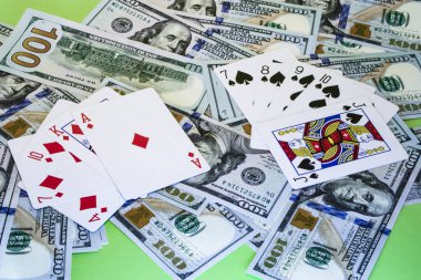 Dolar banknotlarının arka planında poker kombinasyonları