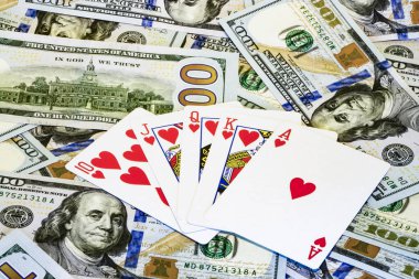 Dolar banknotlarının arka planında poker kombinasyonları