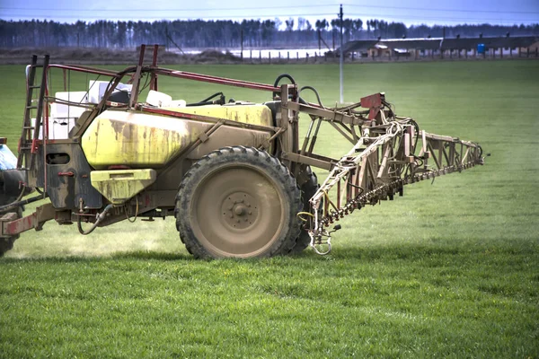 Bir Traktör Bir Alana Büyüme Takviyeleri Püskürtür Bitki Hastalıklarını Yok — Stok fotoğraf