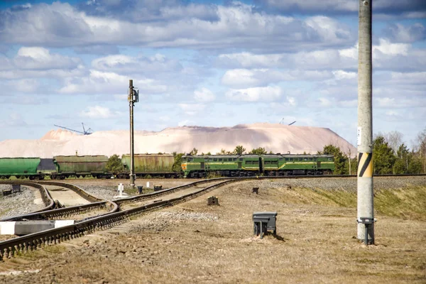 Een Goederentrein Gaat Langs Hopen Hopen Hopen Hopen — Stockfoto