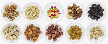 Çeşitli fındıklı ve kuru meyveli buzağı panoraması. Fındık, fıstık, kaju, Brezilya fındığı, badem, şam fıstığı. İzole edilmiş arka plan. Yukarıdan görüntüle.