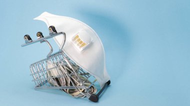 Dolarları ve balı olan bir dükkandan düşen bir araba. Tıbbi maske. Virüs krizi konsepti. Uzayı metin için kopyala. Yakın plan..